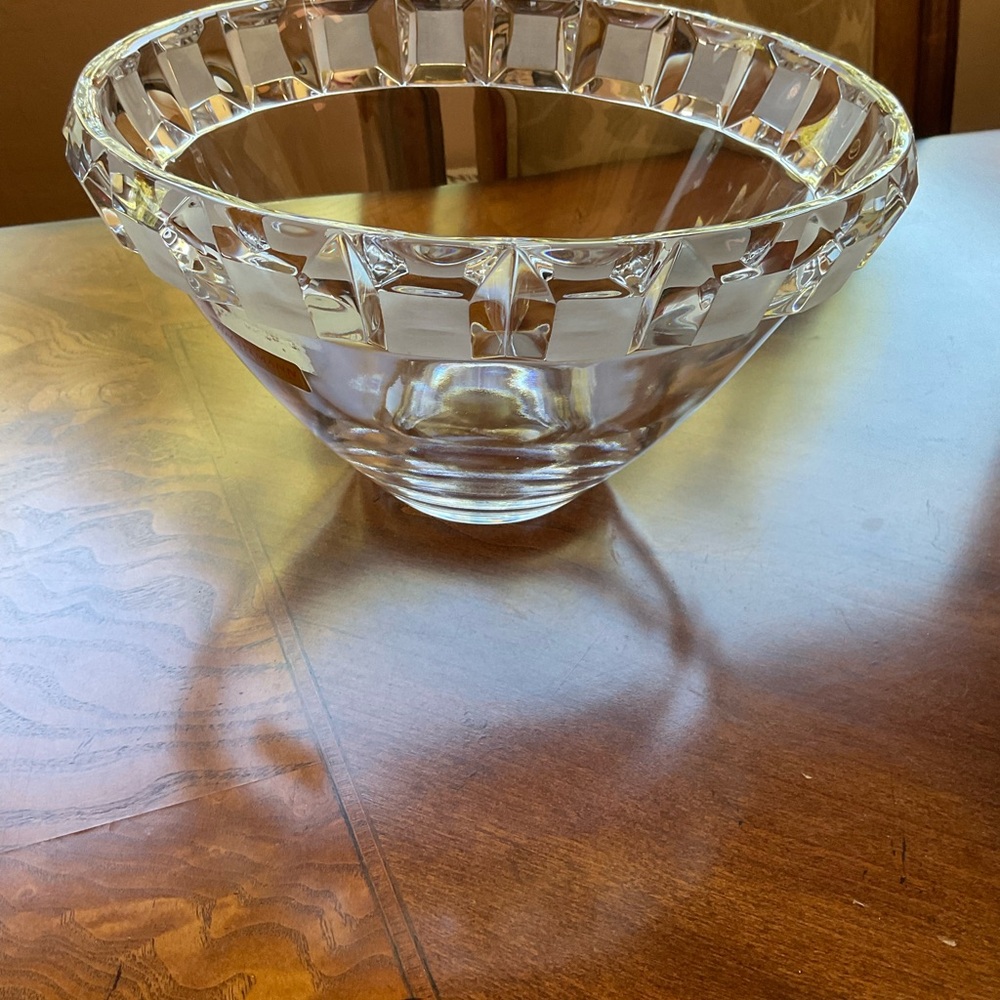 NACHTMANN CRYSTAL BOWL WITH FACETED SQUARE TRIM 8.5” ACROSS - Picture 2 of 15